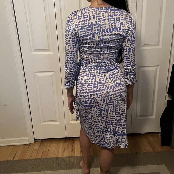 Diane Von Furstenberg "Julian" True Wrap Dress Blue White Print Size 2 - Picture 4 of 5